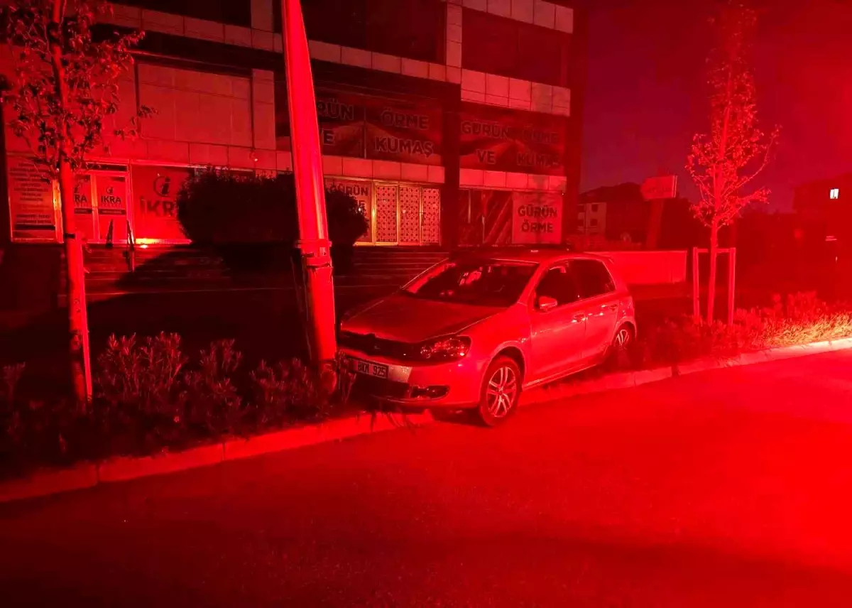 Tekirdağ'da Kontrolden Çıkan Otomobil Elektrik Direğine Çarptı