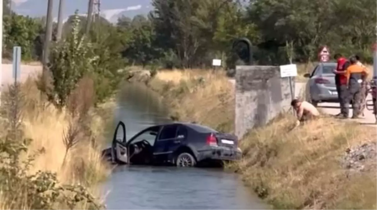 Kontrolden Çıkan Otomobil Sulama Kanalına Düştü