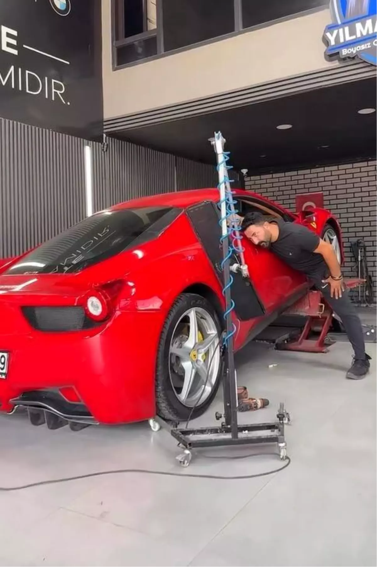 Ferrari Kazası: Usta Sürücü Aracı Test Sürüşünde Kaza Yaptı