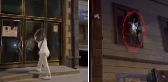 Caminin kapısını taşla kırıp içeri girdi, pencereden mahalleyi inletti