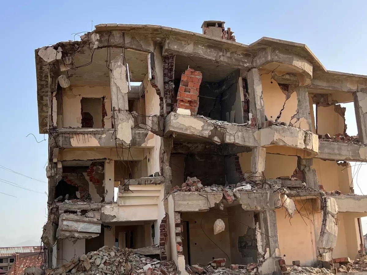 Yüksekova'daki Çökmek Üzere Olan Bina Mahalleliyi Tedirgin Ediyor