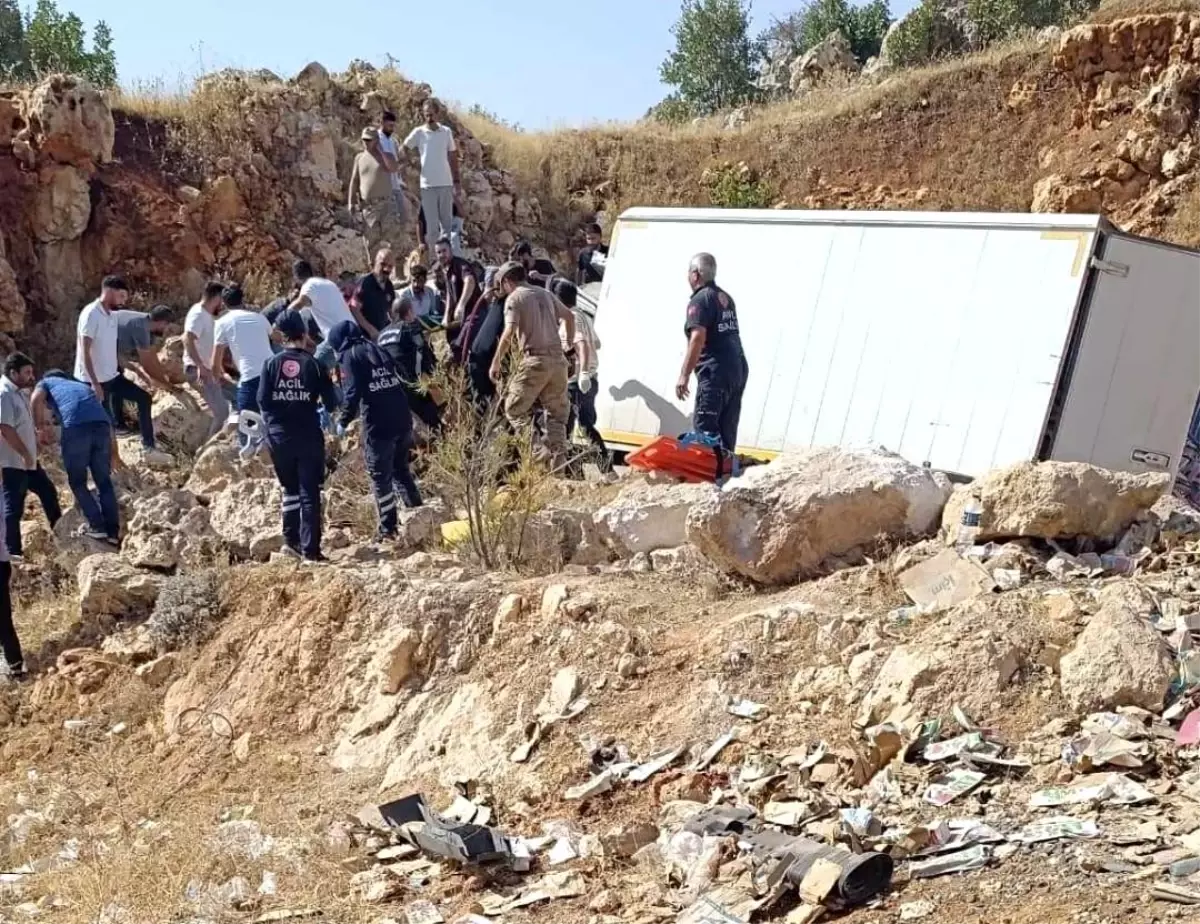 Diyarbakır'da Kamyonet Devriildi: 3 Yaralı