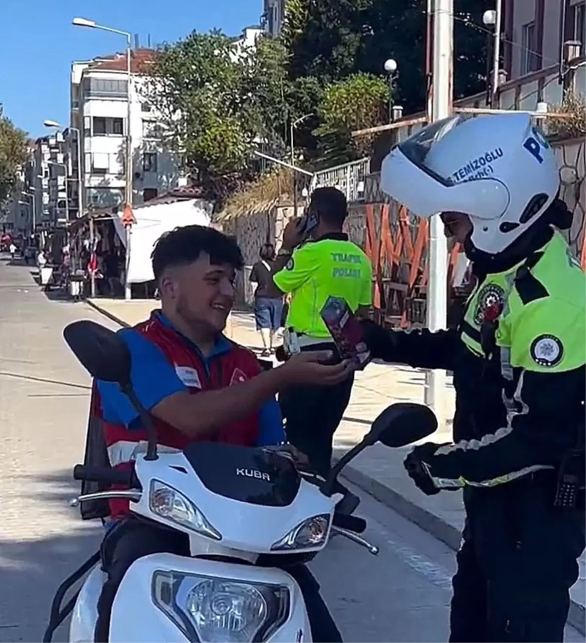Düzce'de Trafik Ekipleri Kask Takmayanlara Ceza Verdi, Takana İkramda Bulundu