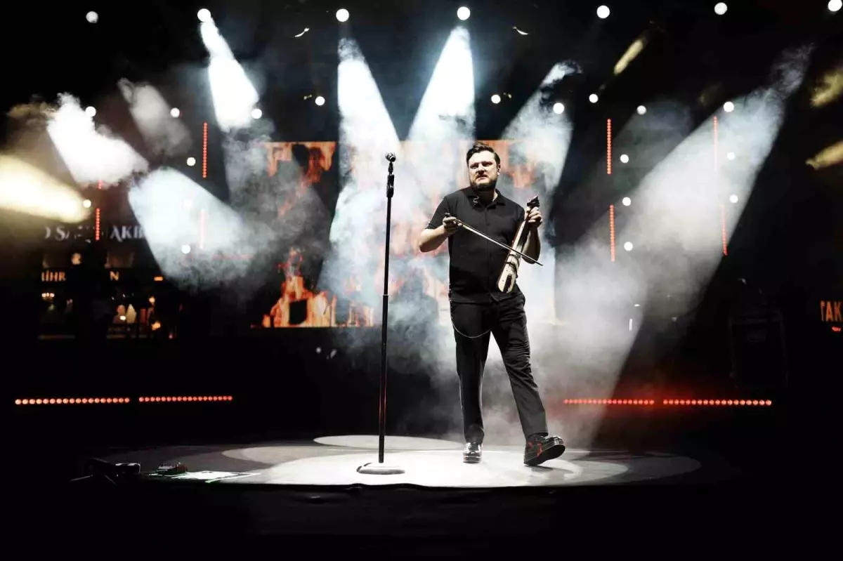 Ekin Uzunlar, Erzincan Yaşayan Miras Festivali'nde Dinleyicileri Coşturdu