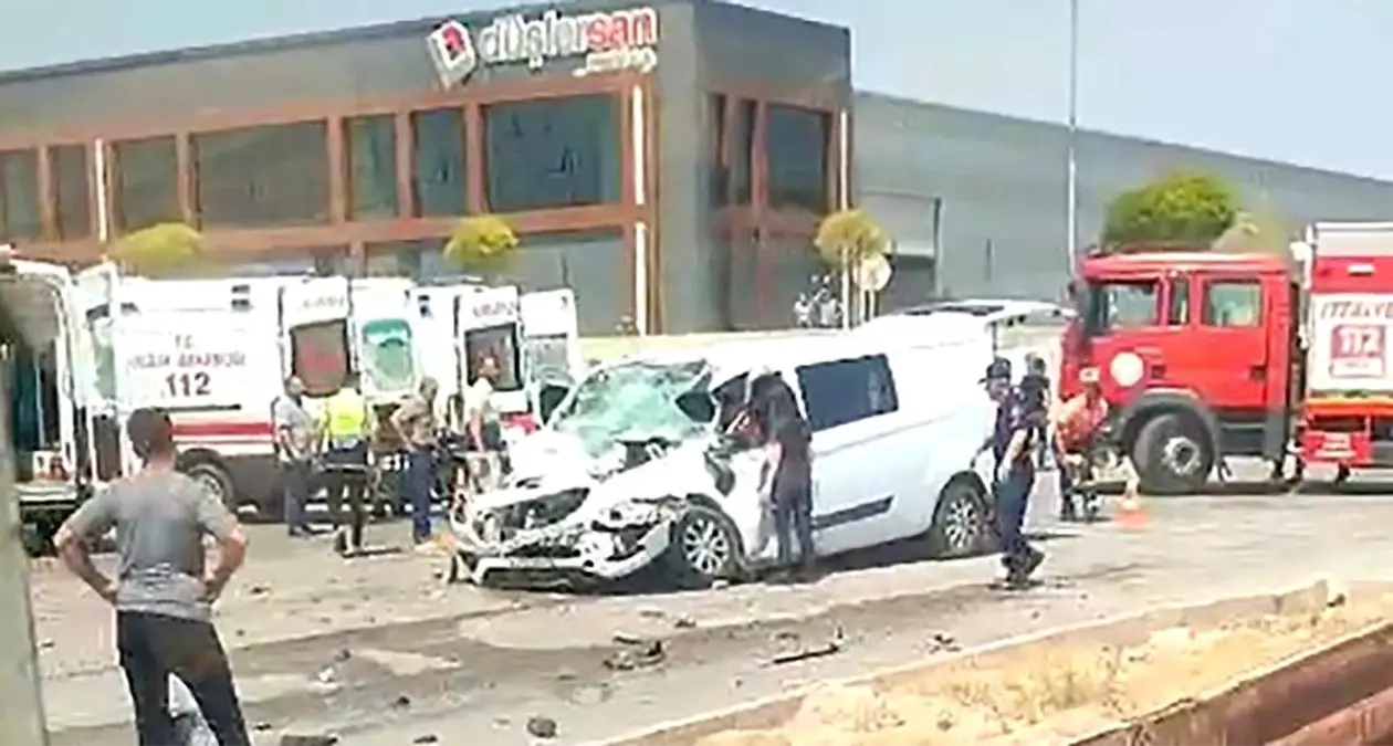 Eskişehir'de Trafik Kazası: 3 Yaralı, 1'in Durumu Ağır