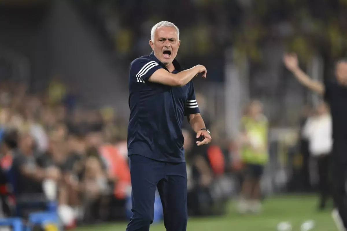 Fenerbahçe'de 4 ayrılık birden! Mourinho biletlerini kesti