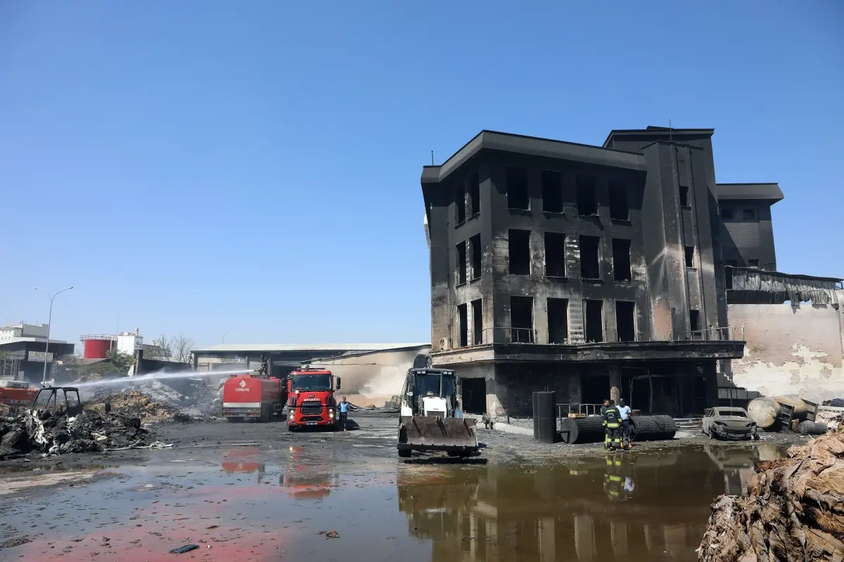 Gaziantep'teki Geri Dönüşüm Fabrikasında Yangın: 8 Saatlik Mücadele