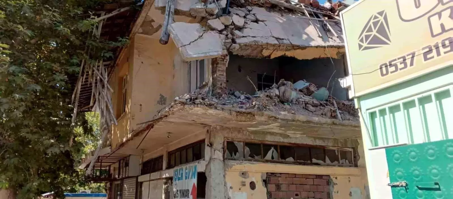 Adıyaman'daki Tehlikeli Bina Mahalle Sakinlerini Tedirgin Ediyor