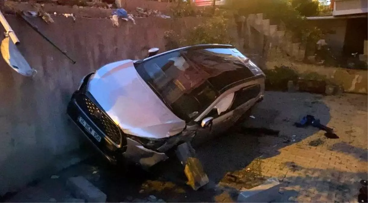İstanbul Sancaktepe'de Kaza: Otomobil Apartmana Düştü