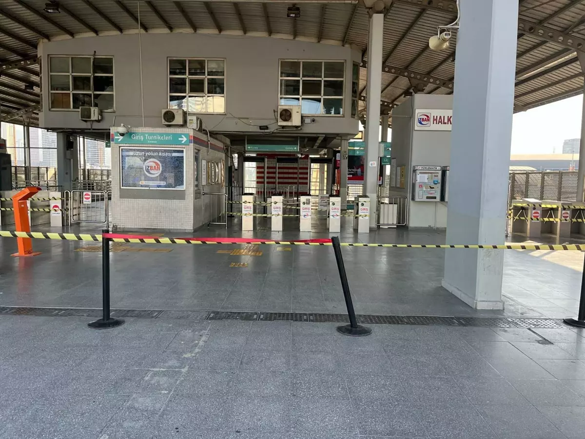 Kamu Çalışanları İzmir'de İş Bıraktı, Demiryolu Seferleri İptal Edildi