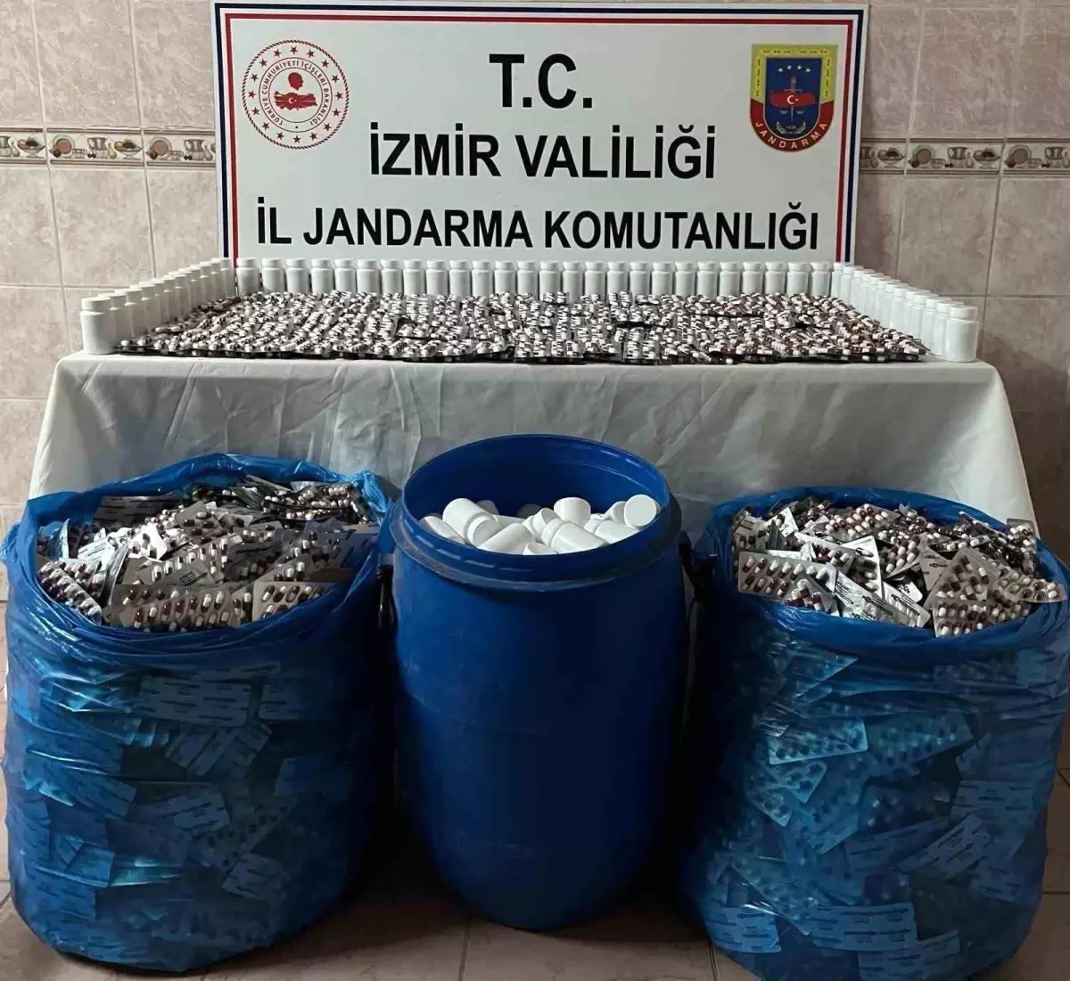 İzmir'de Uyuşturucu Operasyonlarında 114 Kilo Esrar ve 60 Bin Sentetik Hap Ele Geçirildi