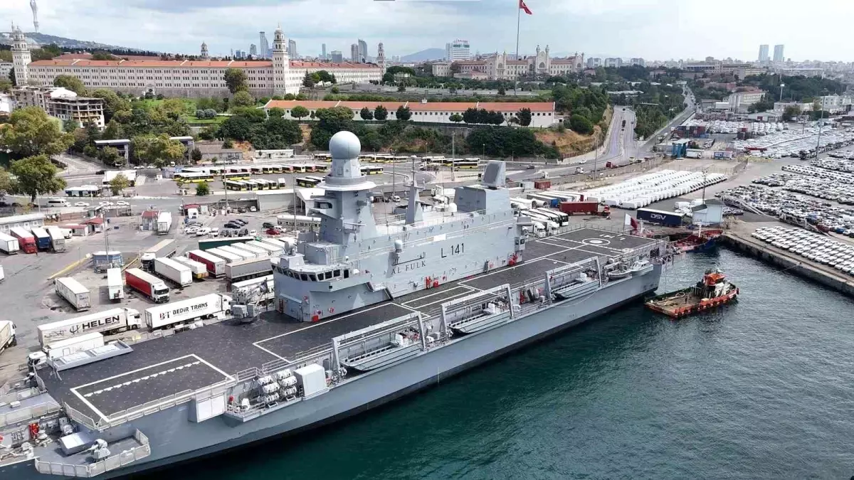 Katar Emiri'nin Amfibi Nakliye Gemisi Al Fulk İstanbul'da Demirledi