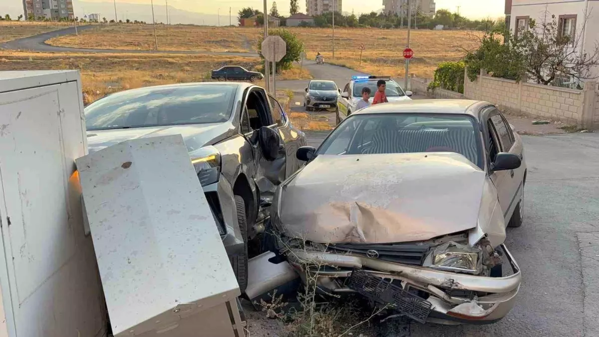 Kayseri'de Trafik Kazası: Otomobil Trafoya Çarptı