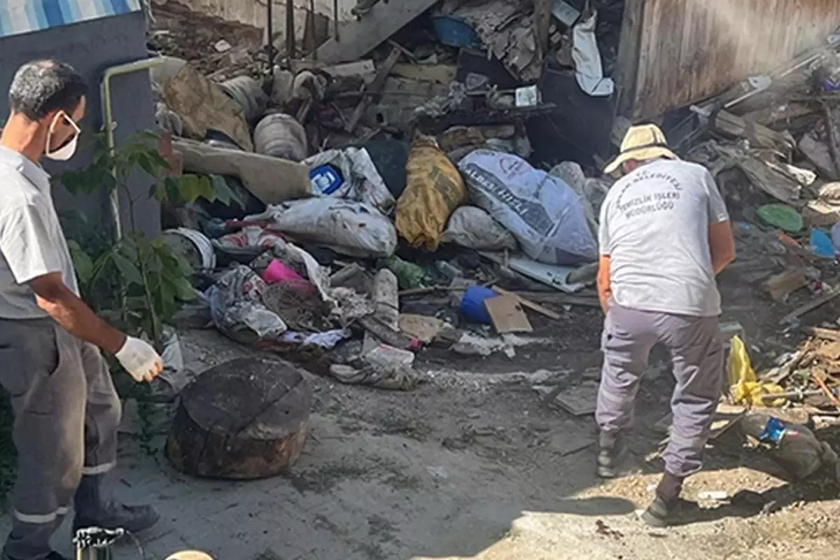 Kötü koku nedeniyle mahalleli ayaklandı, evden 20 kamyon çöp çıktı