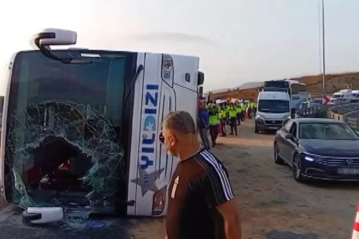 Kuzey Marmara Otoyolu&apos;nda yolcu otobüsü devrildi: 3 ölü 20 yaralı