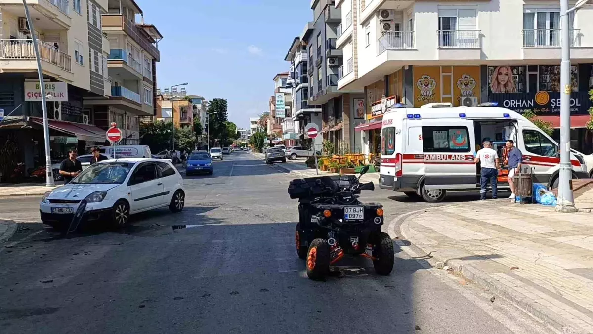 Antalya'da Kavşakta ATV Sürücüsü Kadın Yaralandı