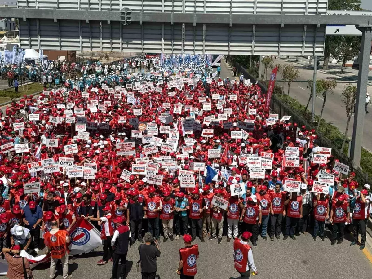 Memurlar Hazine Bakanlığı'na Yürüdü: Yetersiz Zam Teklifine Tepki
