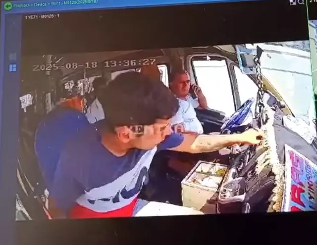 minibuste kapkac arac kirmizi isikta durunca 18959314 8007 m