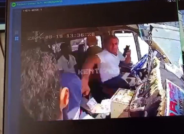 minibuste kapkac arac kirmizi isikta durunca 18959314 9132 m
