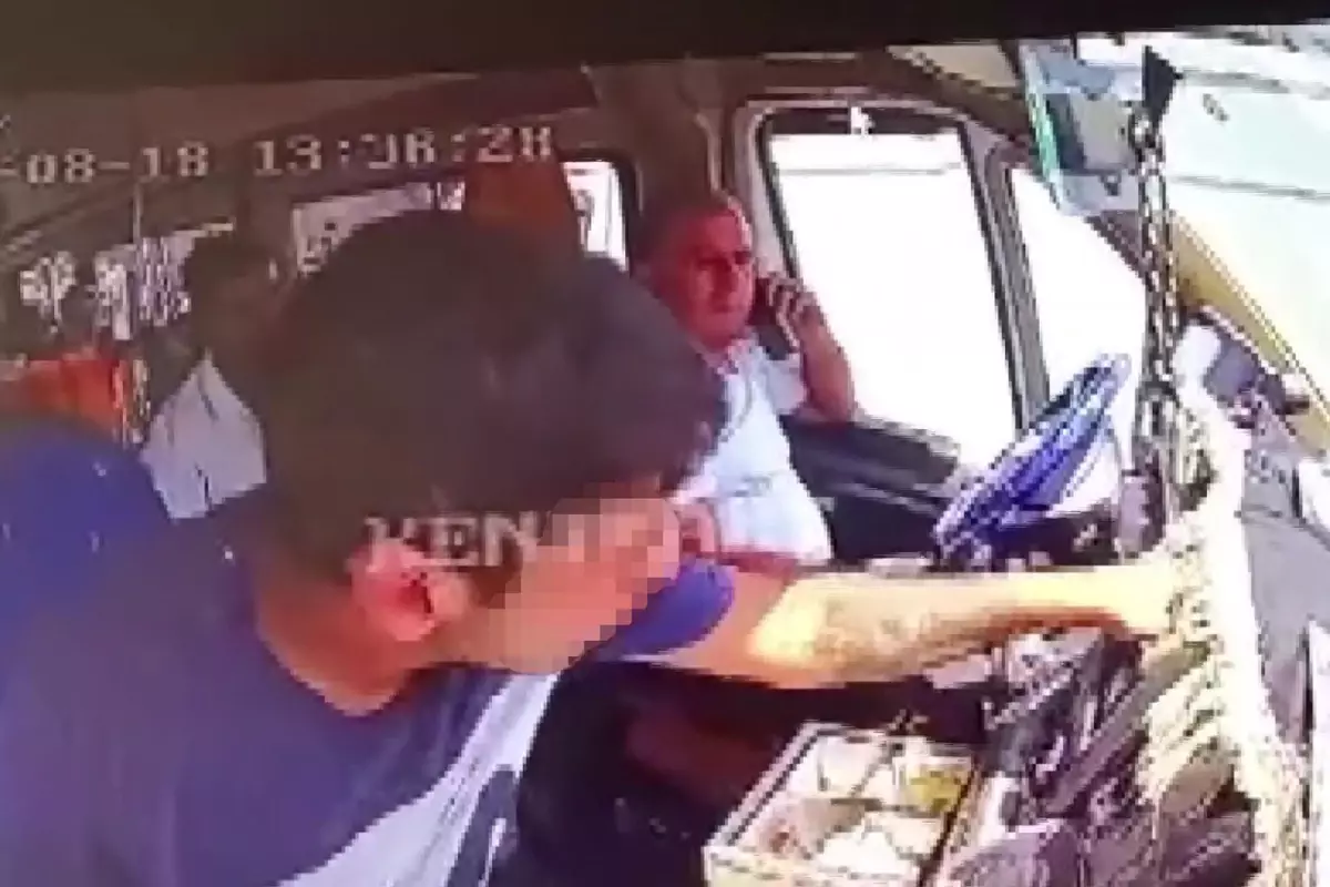 Kırmızı ışıkta bekleyen minibüsten paraları alıp kaçtı