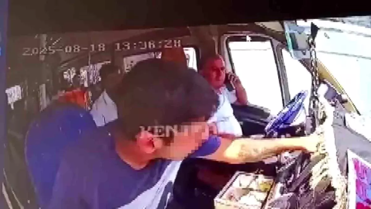 Adana'da Minibüste Şok Hırsızlık Kameralara Yansıdı
