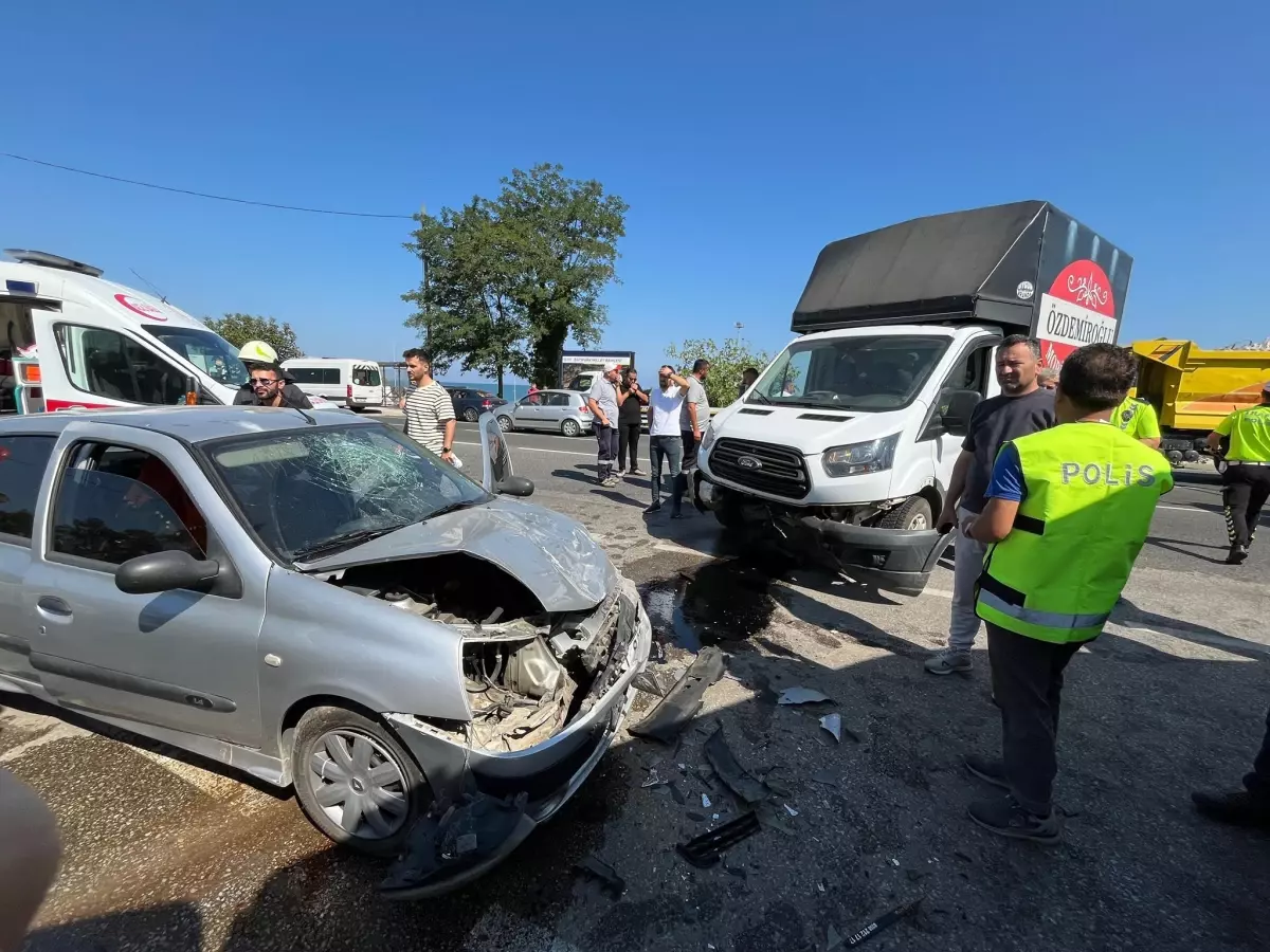 Ordu'da Otomobil ile Kamyonet Çarpıştı: 5 Yaralı