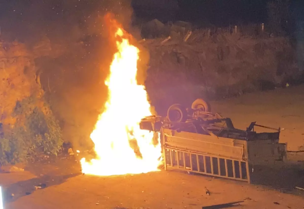 Körfez'de Park Halindeki Kamyonet Dere Yatağına Düştü ve Yandı