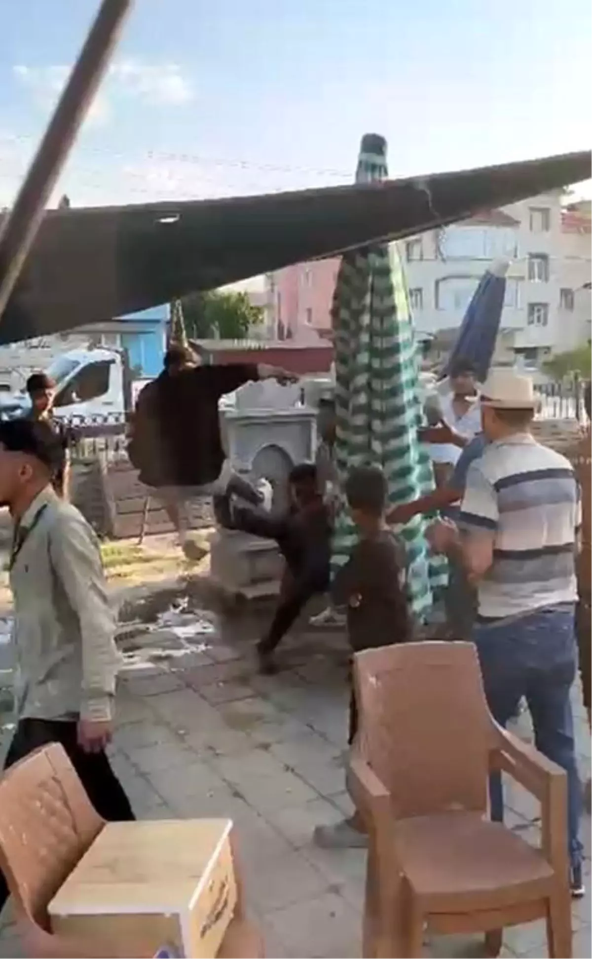 Burdur'da Pazar Yerinde Kavga: Yabancı Uyruklu Genç Darp Edildi