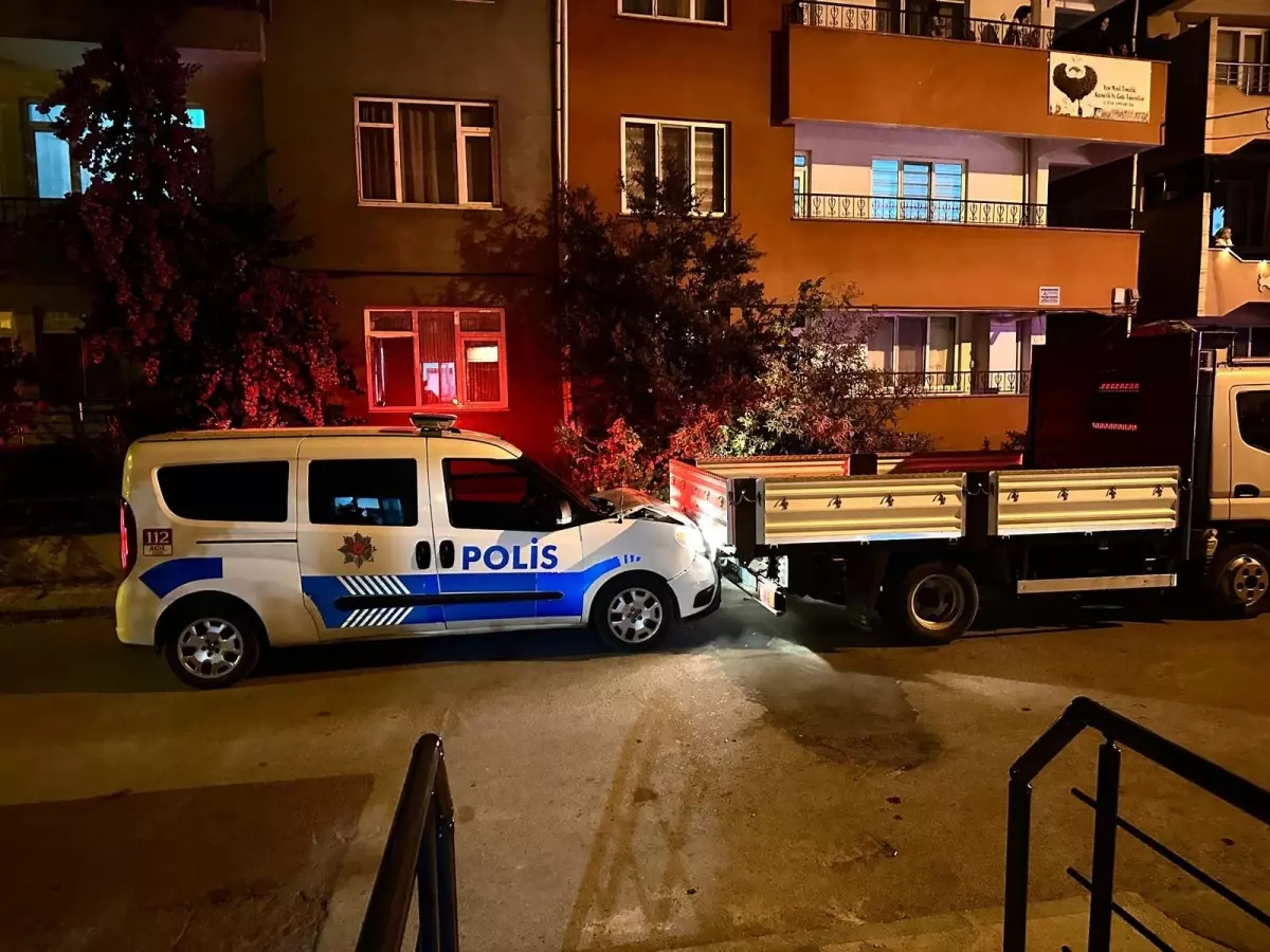 Kaçan Kamyonet Sürücüsü Polisle Kaza Yaparak Yakalandı