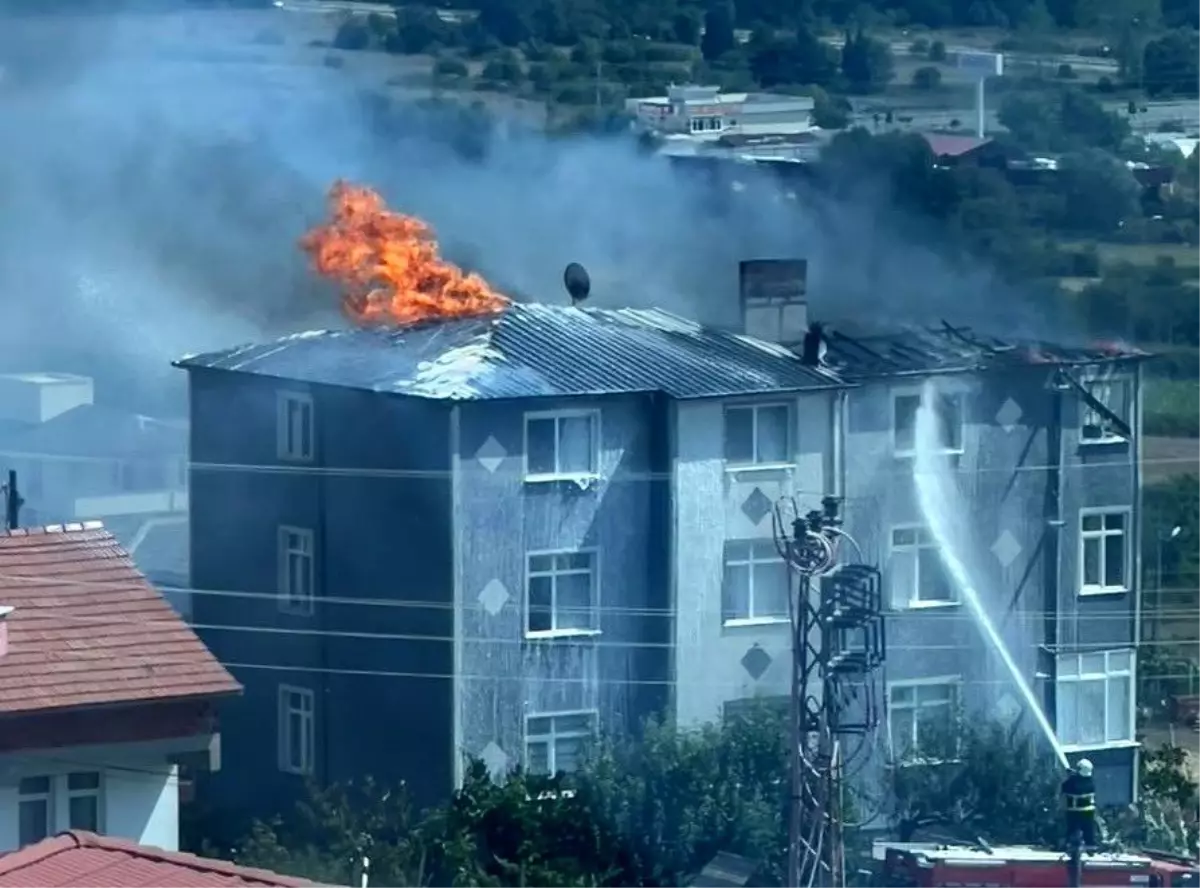 Sinop'ta Üç Katlı Binanın Çatı Katında Yangın Çıktı