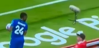 Siyahi futbolcuya ırkçı saldırıda bulunan engelli taraftar maçın durmasına sebep oldu