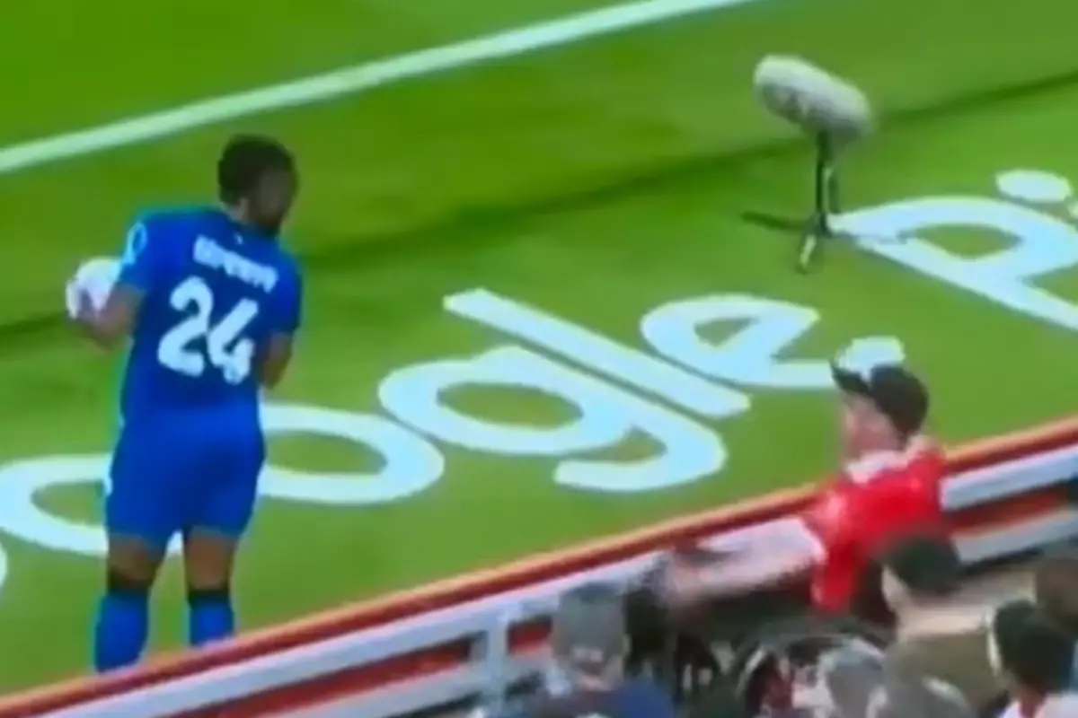 Siyahi futbolcuya ırkçı saldırıda bulunan engelli taraftar maçın durmasına sebep oldu