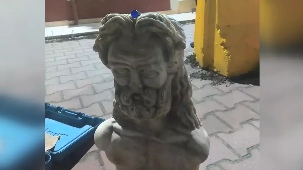 İnegöl'de Roma ve Bizans Dönemine Ait İki Heykel Ele Geçirildi