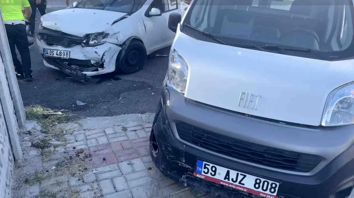 Tekirdağ'da Kafa Kafaya Çarpışma: 1 Yaralı