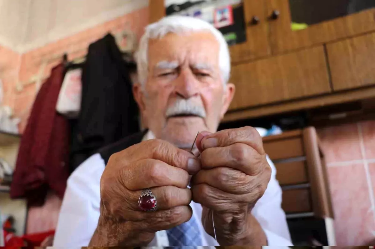 93 Yaşındaki Terzi, 80 Yıldır Mesleğini Sürdürüyor