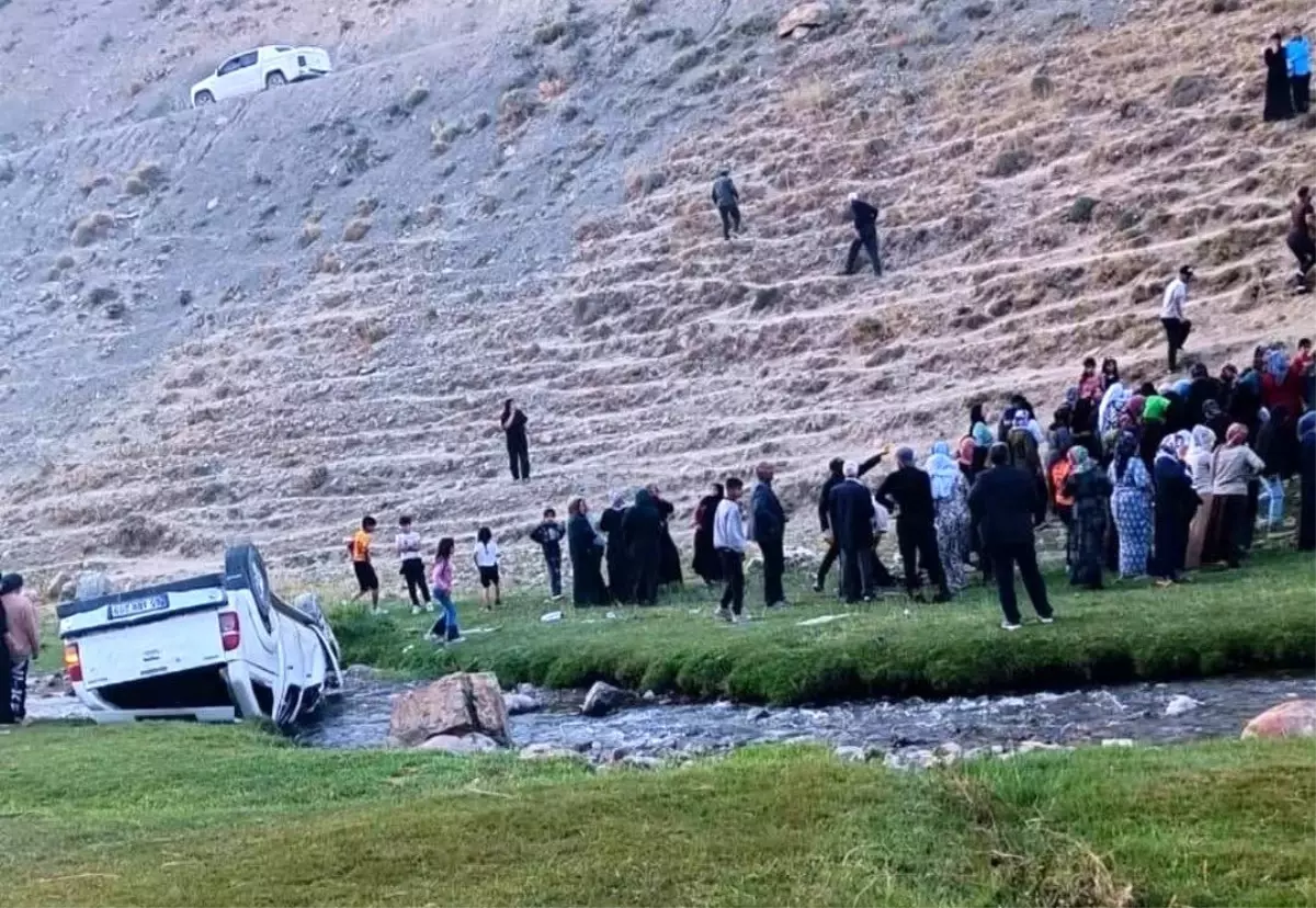 Van'da Uçuruma Yuvarlanan Kamyonette 6 Yaralı