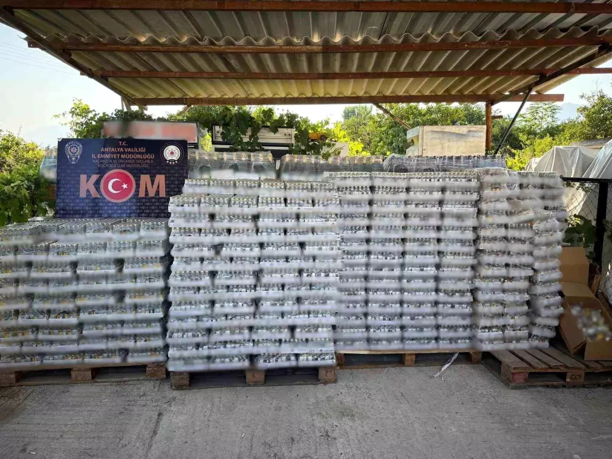 Antalya'da Kaçakçılığa Geçit Yok: 39 Bin Şişe İçki Ele Geçirildi