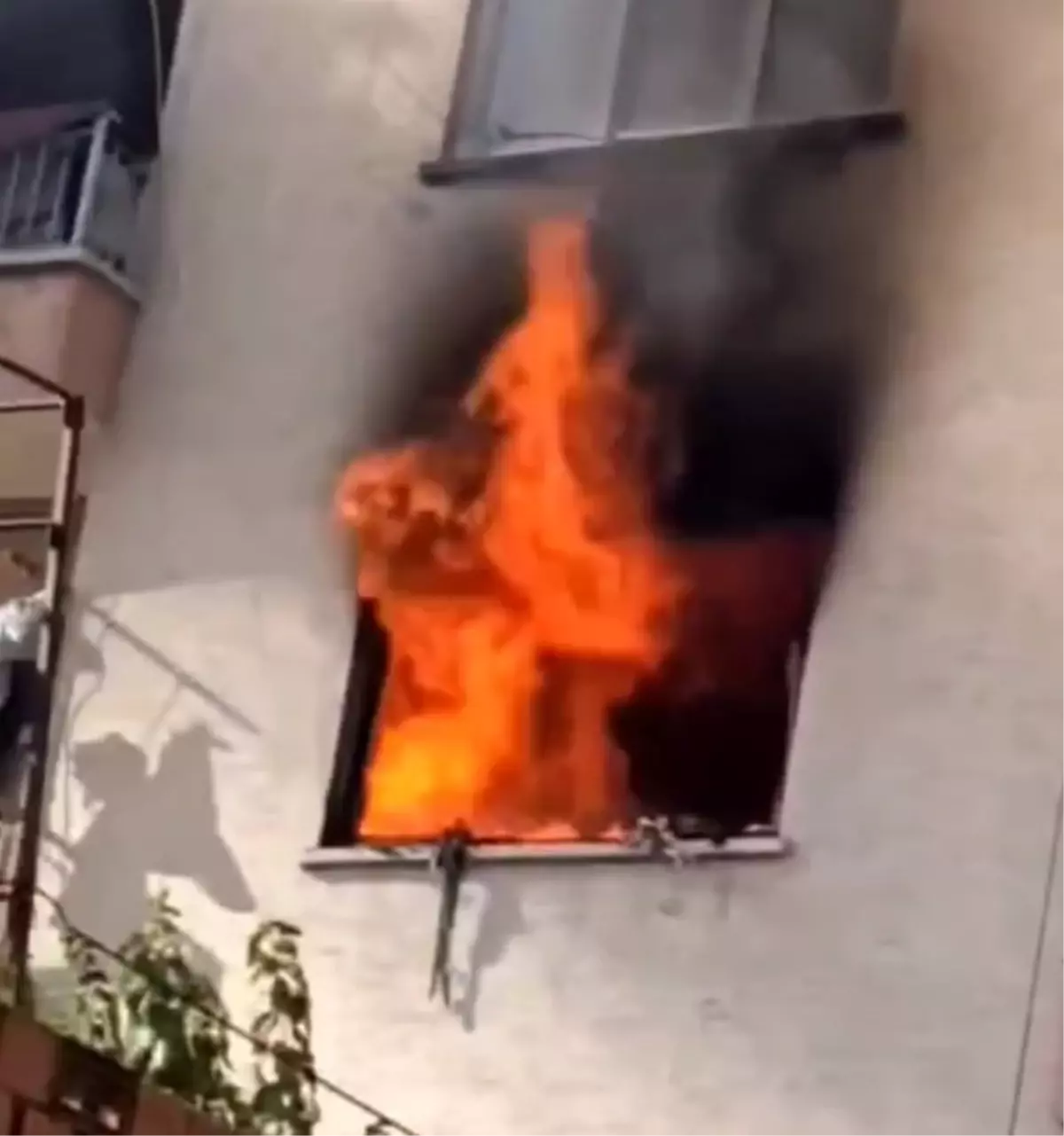 Aydın'da Apartmanda Yangın: 2 Kişi Dumandan Etkilendi