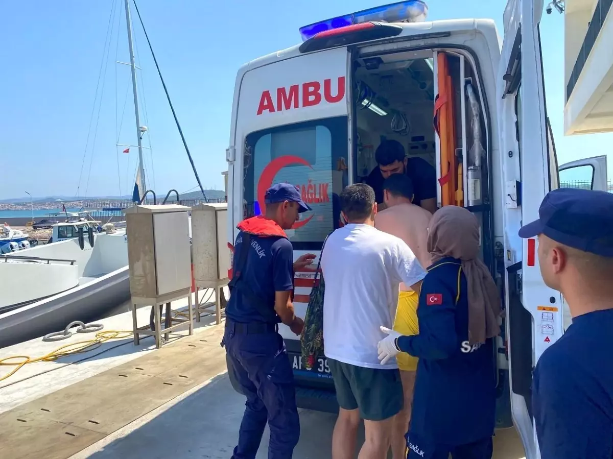 Ayvalık açıklarında gezi teknesindeki yaralıya sahil güvenlik müdahale etti