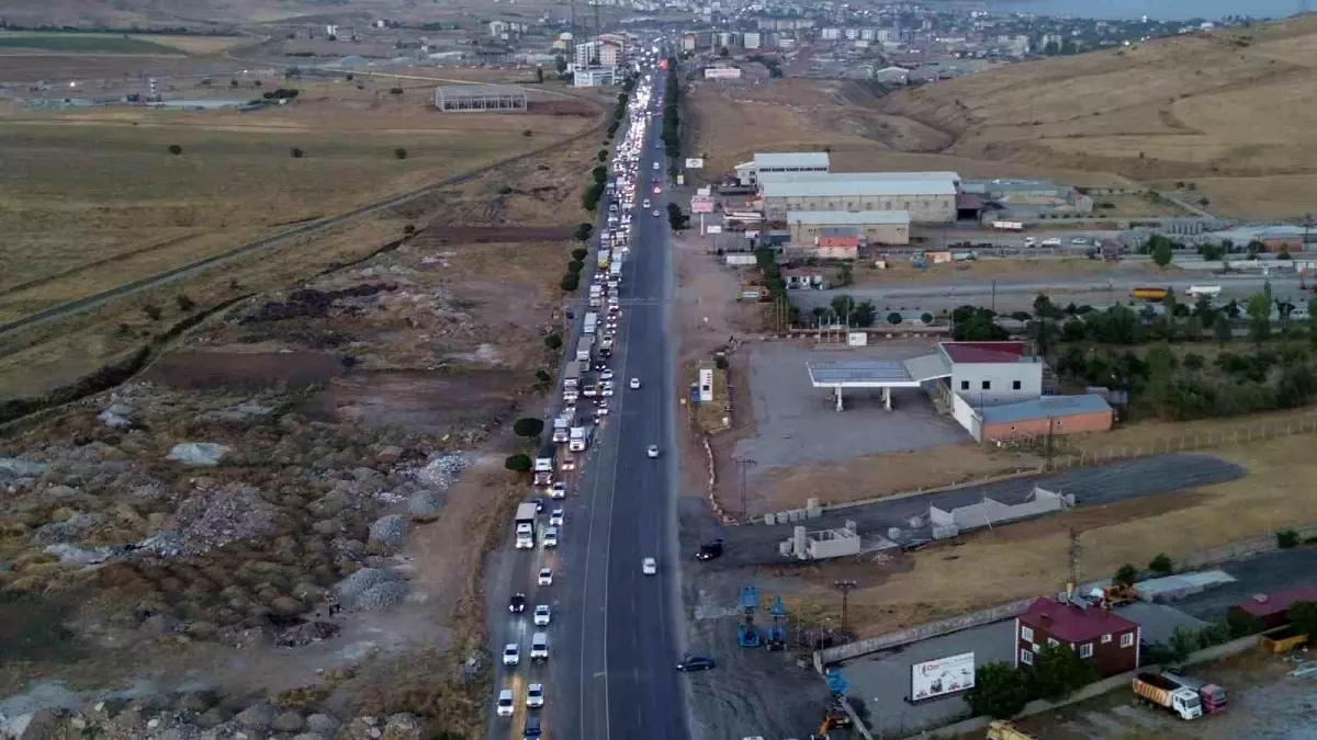 Bitlis-Tatvan Kara Yolunda Uzun Araç Kuyruğu
