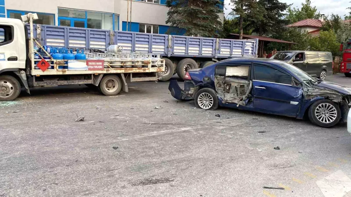 Bolu'da Tüp Yüklü Kamyonun Karıştığı Kaza Maddi Hasarla Atlatıldı