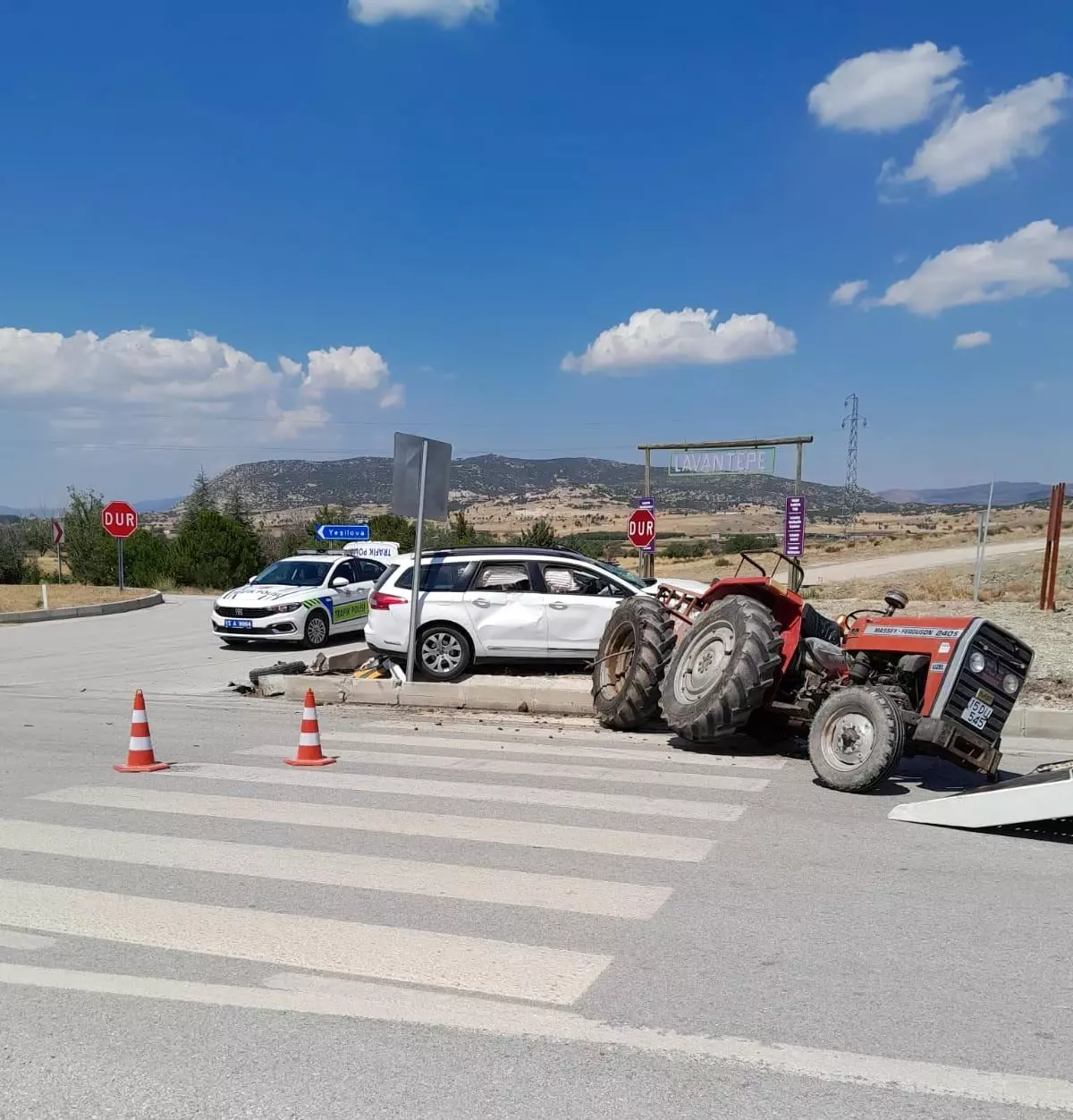 Burdur'da Traktör ile Otomobil Çarpıştı: 6 Yaralı