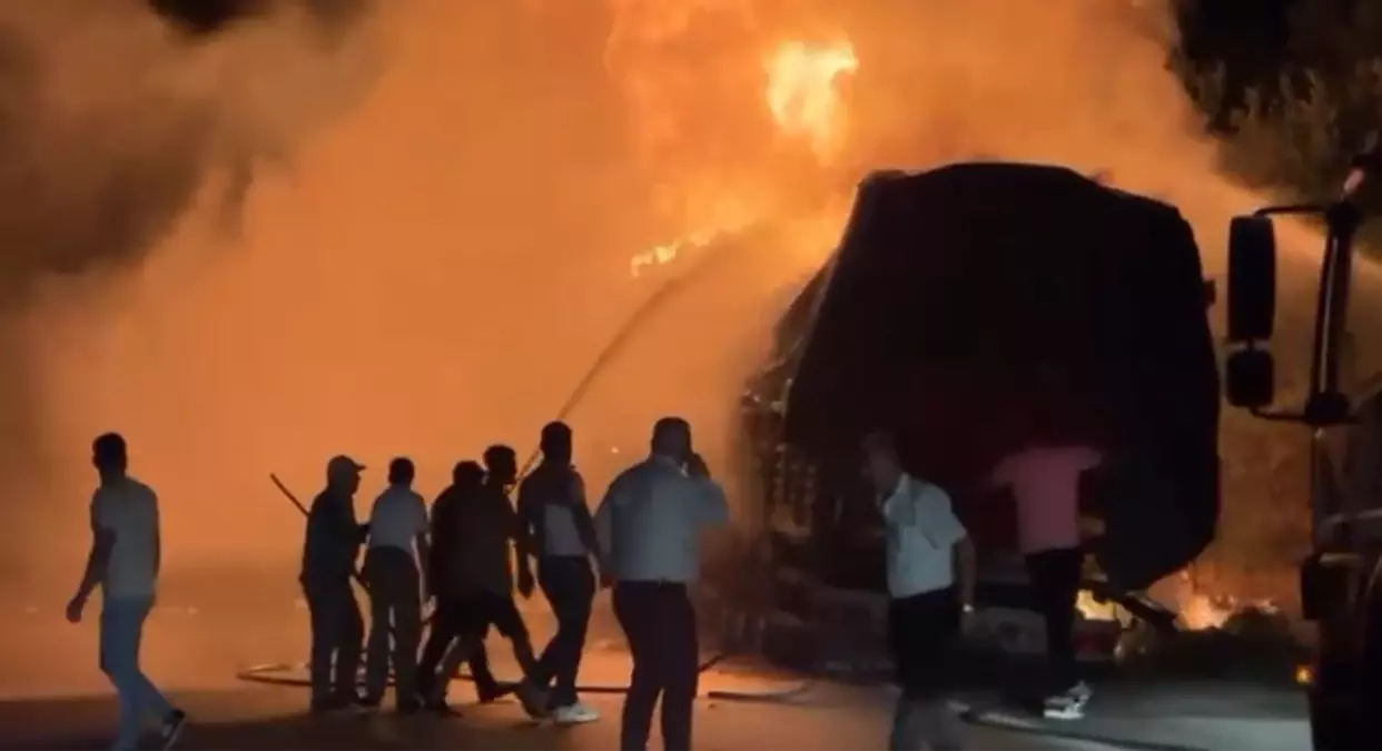 Çorum'da Çöp Yüklü TIR'da Yangın Çıktı