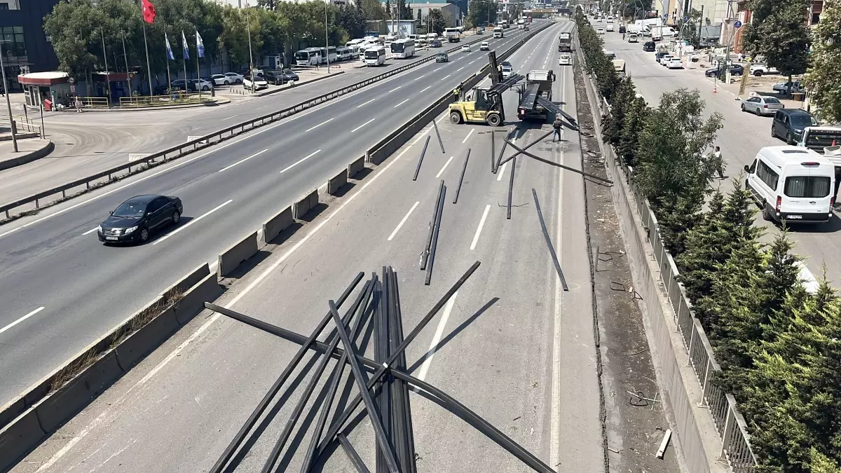 D-100 Kara Yolunda TIR'dan Düşen Demir Profiller Trafiği Tamamen Kapatıldı