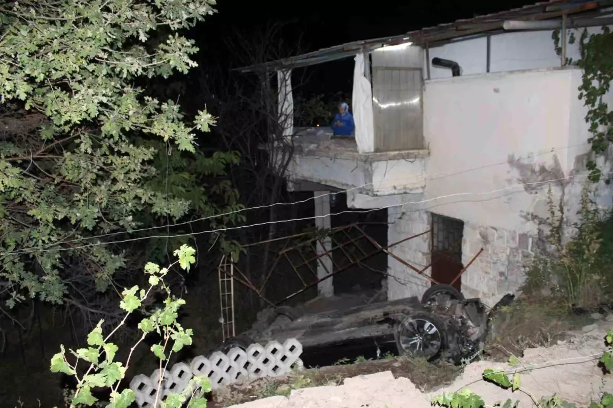 Talas'ta Trafik Kazası: Ev Bahçesine Uçan Araçta 3 Yaralı
