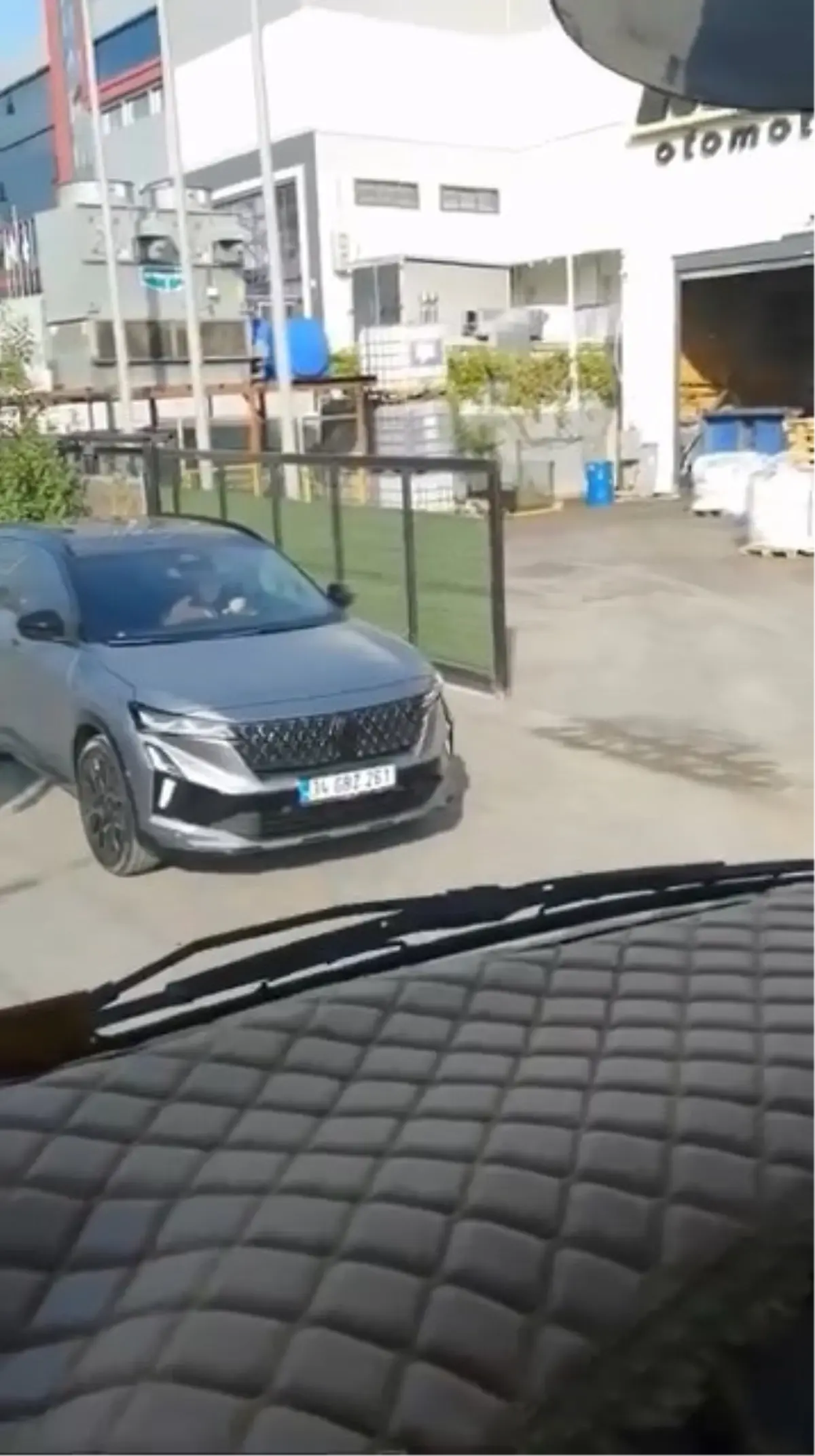 Tuzla'da Yol Verme Tartışmasında Cam Kırıldı