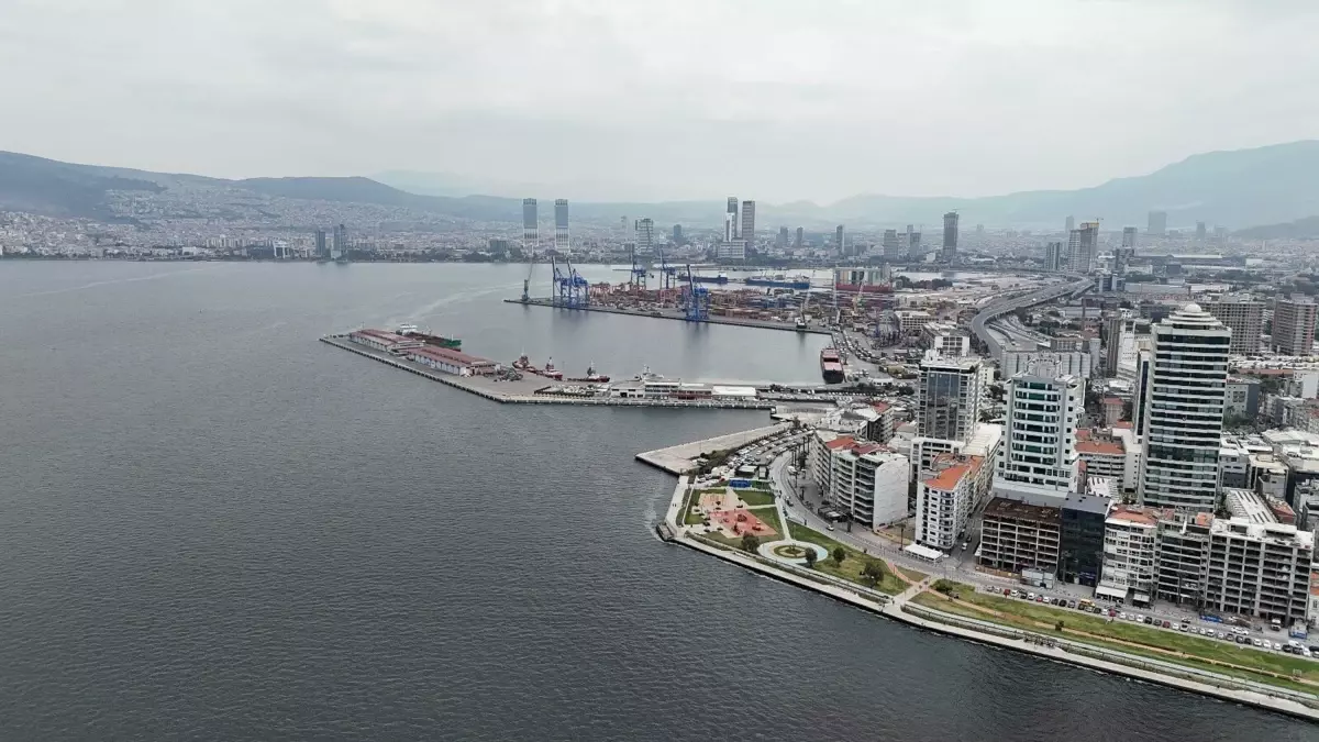 İzmir Körfezi'nde Kirlilik Nedeniyle Yeniden Pis Koku Sorunu