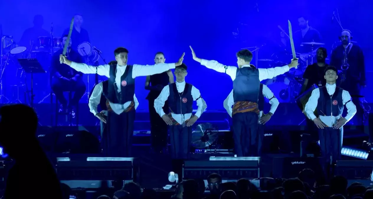 Merve Özbey Erzurum Kültür Yolu Festivali'nde Sahne Aldı