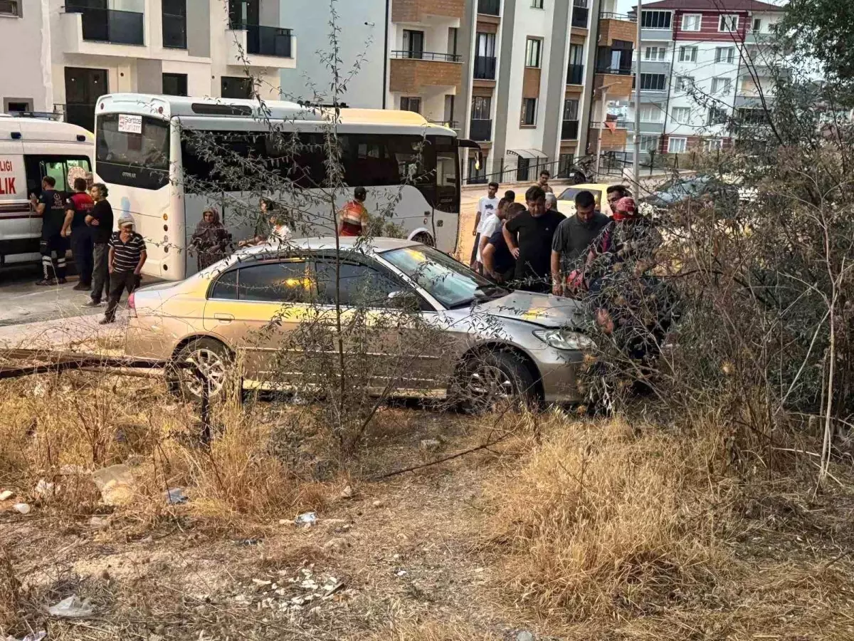 Bilecik'te Trajik Kaza: Minibüsle Çarpışan Otomobil Yaya Kaldırımındaki Vatandaşı Yaraladı