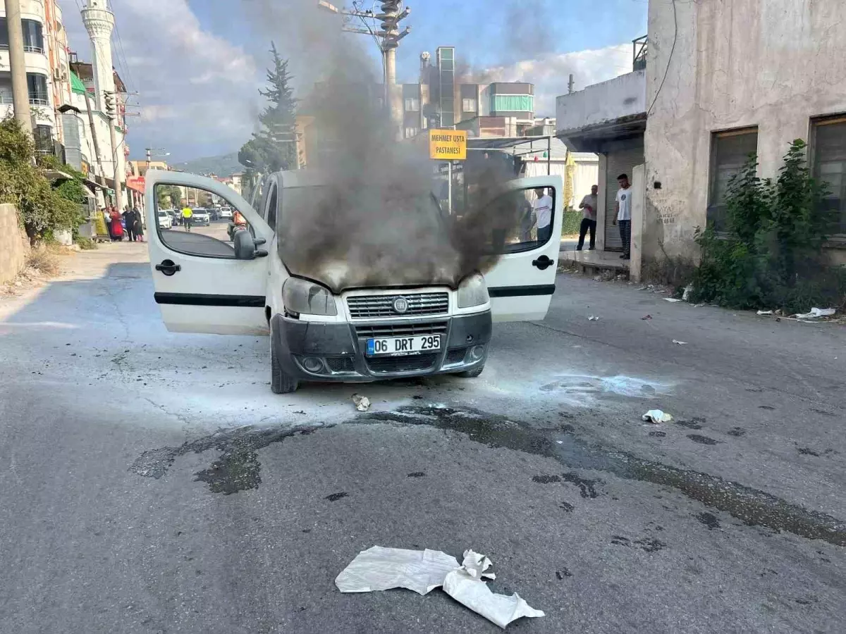 Osmaniye'de Yanan Hafif Ticari Araç İtfaiye Ekipleri Tarafından Söndürüldü